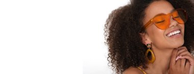 İzole edilmiş beyaz arka planda sarı elbiseli güzel Afro-Amerikan kadın..