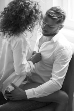 Bir çift aşık evde aşklarının tadını çıkarıyor..