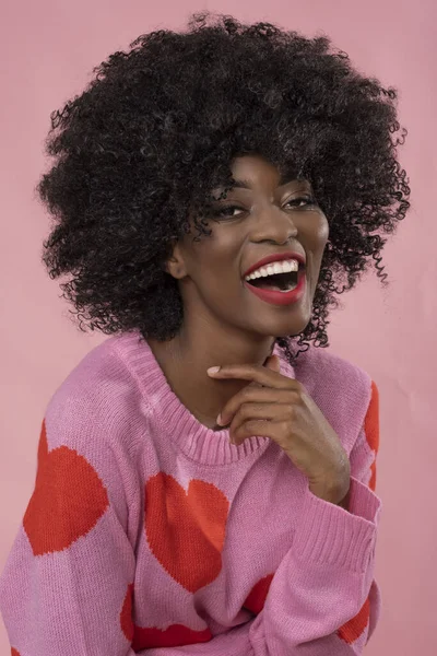 Balon kalpli mutlu Afro-Amerikan kadın..