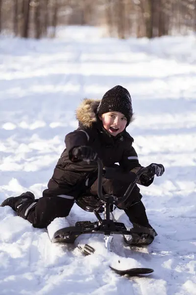 Kışın Kızakla Oynayan Küçük Bir Çocuk — Stok fotoğraf