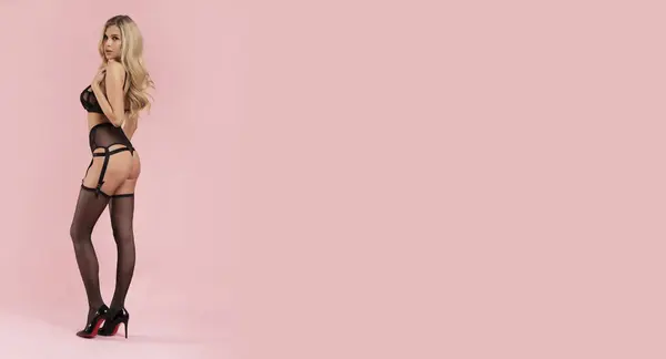 Идеальная Блондинка Черном Белье Изолированном Розовом Фоне — стоковое фото