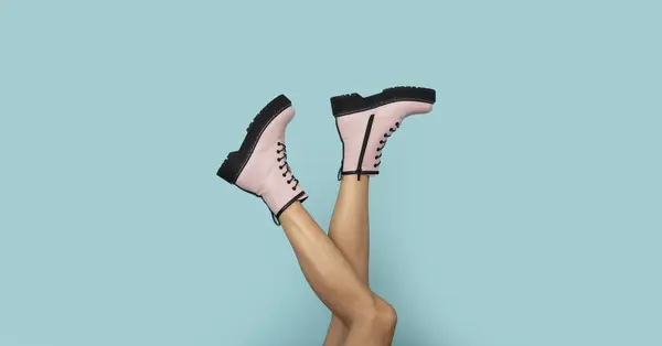 Женские Ноги Поднятые Обуви — стоковое фото