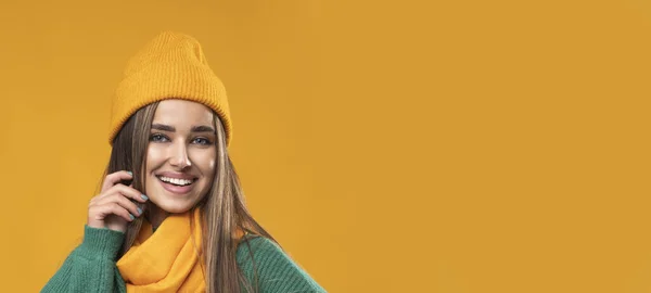 Zeer Positieve Jonge Vrouw Oranje Pet Sjaal Geïsoleerde Achtergrond — Stockfoto