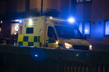 Londra, İngiltere - 14 Ocak 2024: Londra caddesinde acil durum aracı.