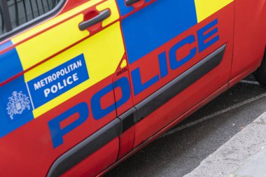 Sokakta Londra polis arabası.