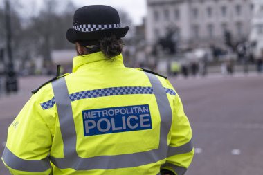 Londra, İngiltere 14 Ocak 2024. Buckingham Sarayı 'nın önündeki polis devriyesi..