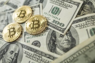 Farklı varyasyonlarda dolar ve bitcoin.