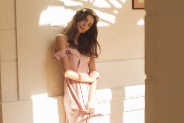 Sarayın içinde bir buket çiçekle uzun elbiseli güzel bir kadın..