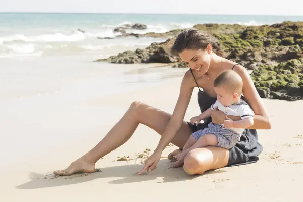 Mamma Bambino Trascorrono Del Tempo Spensierato Sulla Spiaggia — Foto Stock