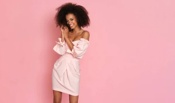 ピンクの背景にピンクのドレスで美しいアフロ系アメリカ人女性 — ストック写真