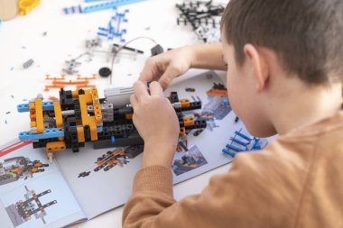 Küçük bir çocuk bloklarla oynuyor. Çocuklar için eğitici eğlence.