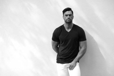 Siyah beyaz fotoğraf çekimindeki yakışıklı kaslı adam..