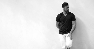 Siyah beyaz fotoğraf çekimindeki yakışıklı kaslı adam..