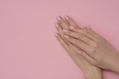 Pembe arka planda doğal manikür..
