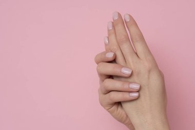 Pembe arka planda doğal manikür..