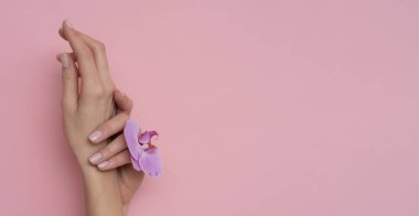 Pembe arka planda doğal manikür..