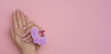 Pembe arka planda doğal manikür..