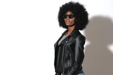 İzole edilmiş beyaz arka planda şık giyinmiş şık bir kadın..