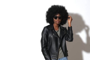 İzole edilmiş beyaz arka planda şık giyinmiş şık bir kadın..