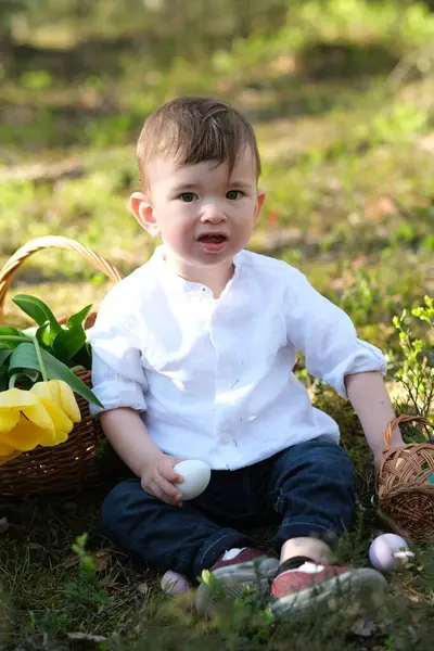 Mały Chłopiec Koszykiem Wielkanocnym Królikiem — Zdjęcie stockowe
