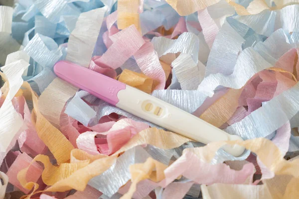 Pozitivní Těhotenský Test Útržcích Barevného Papíru — Stock fotografie