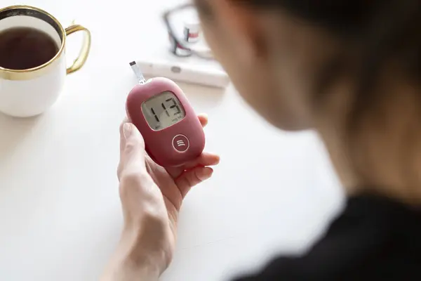 Young Woman Measures Her Blood Sugar Level Using Aglucometer — Stock Photo, Image