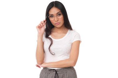 Elinde kalemle Asyalı bir esmer ve vermesi zor bir karar..