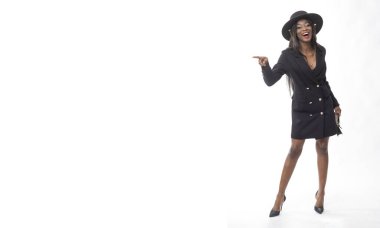 İzole edilmiş beyaz arka planda modaya uygun genç bir kadın..