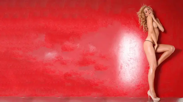 Сексуальная Блондинка Красном Фоне — стоковое фото