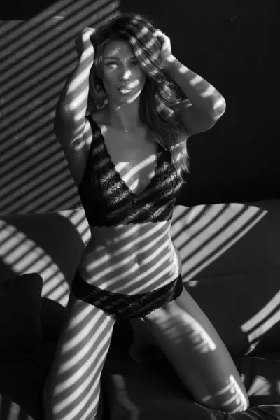 Femme Sexy Dans Une Séance Photo Sensuelle Noir Blanc — Photo