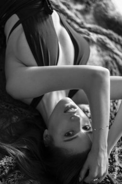 Şehvetli bir siyah beyaz fotoğraf çekiminde güzel bir esmer.