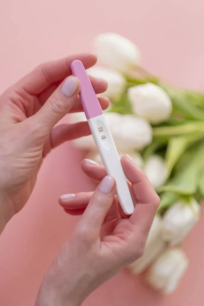 Pozitivní Těhotenský Test Ruce Ženy Pastelově Růžovém Pozadí — Stock fotografie