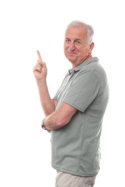 Beyaz arka planda 70 yaş üstü yakışıklı bir adam..