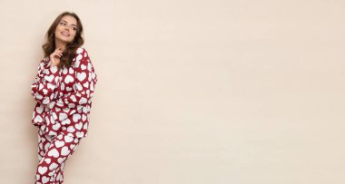 İyi uyumuş ve rahat esmer, kalp izi pijamalı..