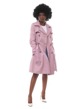 Beyaz arka planda pembe ceketli güzel bir kadın..