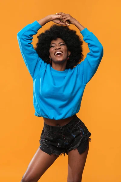 Mujer Afroamericana Feliz Sudadera Azul — Foto de Stock