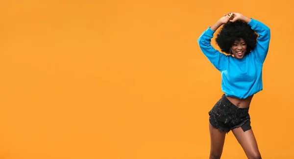 Felice Donna Afroamericana Felpa Blu — Foto Stock