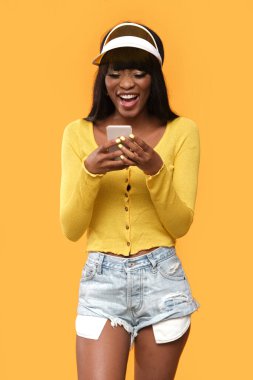 Sürpriz ve zafer işaretleriyle model..