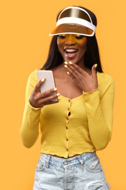 Sürpriz ve zafer işaretleriyle model..