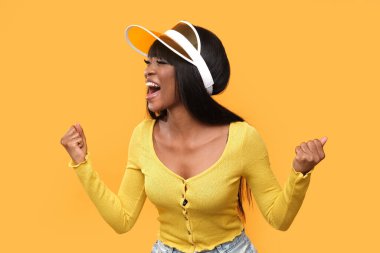 Sürpriz ve zafer işaretleriyle model..