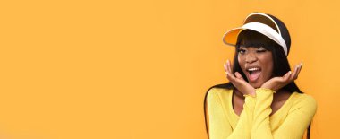 Sürpriz ve zafer işaretleriyle model..