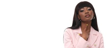 Pembe takım elbiseli şık, genç bir esmer..