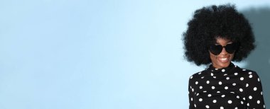 Puantiyeli bluz giyen mutlu siyah kadın..