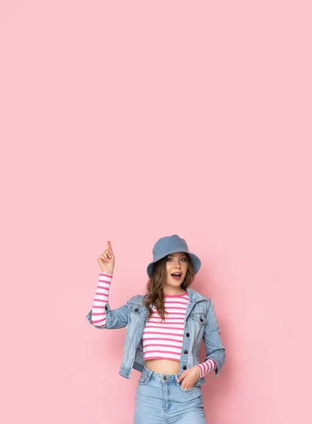 Gadis Cantik Dengan Topi Dan Jaket Denim Dengan Latar Belakang — Stok Foto