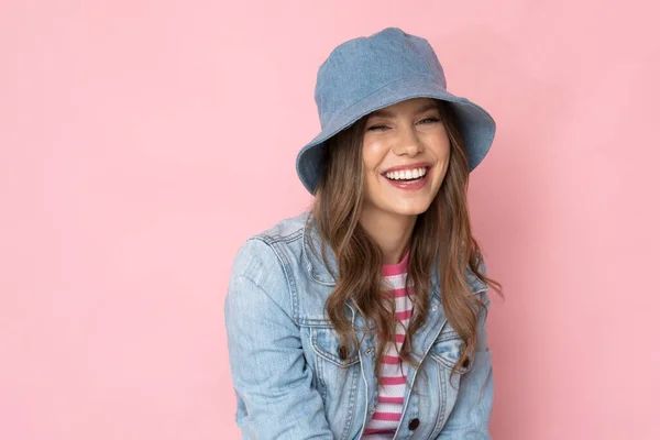 Красивая Девушка Джинсовой Шляпе Куртке Розовом Фоне — стоковое фото