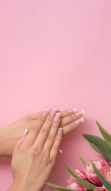 Pastel pembe arka planda mükemmel manikür..