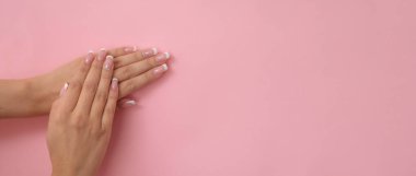 Pastel pembe arka planda mükemmel manikür..