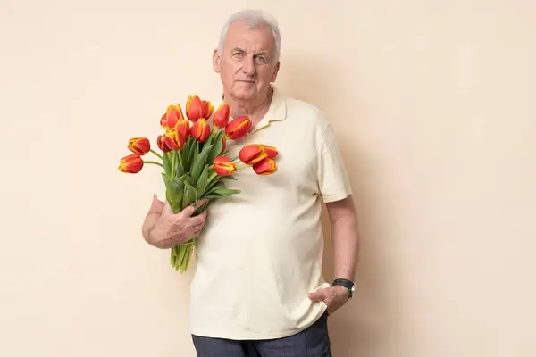 Bello Uomo Anziano Con Mazzo Tulipani Uno Sfondo Crema Studio — Foto Stock