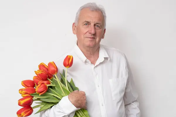 Knappe Oude Man Met Een Boeket Tulpen — Stockfoto