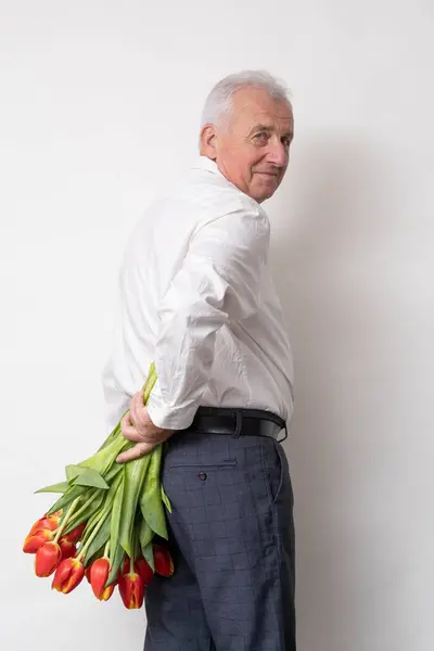Knappe Oude Man Met Een Boeket Tulpen — Stockfoto